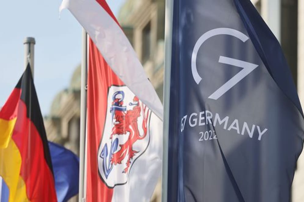 Eine Fahne mit dem G7-Logo flattert vor dem Tagungsort der Digitalministerkonferenz in Düsseldorf im Wind.
