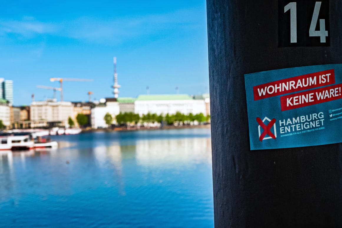 Protest gegen teuren Wohnraum in Hamburg. Wer einen Indexmietvertrag unterschrieben hat, muss sich derzeit auf stark steigende Mieten gefasst machen.