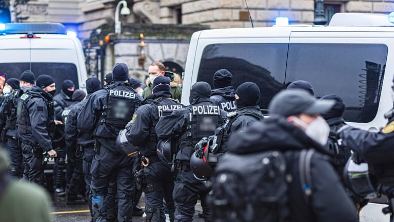 Polizisten im Einsatz in Berlin (Symbolbild): Sie sind von der Anhebung des Pensionsalters noch nicht betroffen.