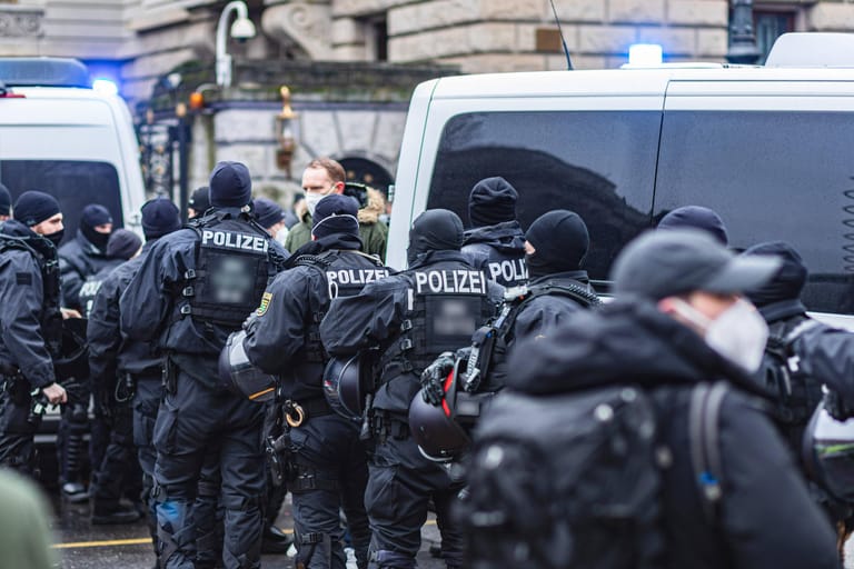 Polizisten im Einsatz in Berlin (Symbolbild): Sie sind von der Anhebung des Pensionsalters noch nicht betroffen.