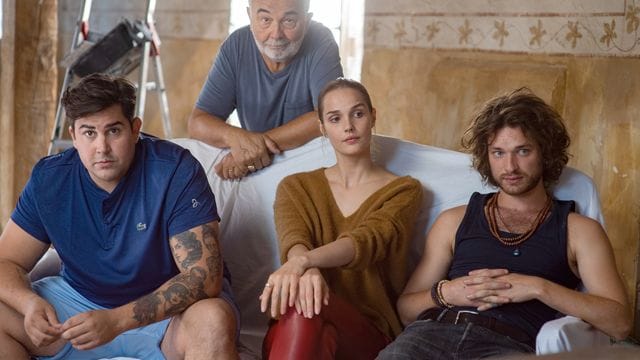 Artus (l-r) als Philippe Bartek, Gerard Jugnot als Francis Bartek, Camille Lou als Stella Bartek und Louka Meliava als Alexandre Bartek in einer Szene des Films "Meine schrecklich verwöhnte Familie". Artus (l-r) als Philippe Bartek, Gerard Jugnot als Francis Bartek, Camille Lou als Stella Bartek und Louka Meliava als Alexandre Bartek in einer Szene des Films "Meine schrecklich verwöhnte Familie".