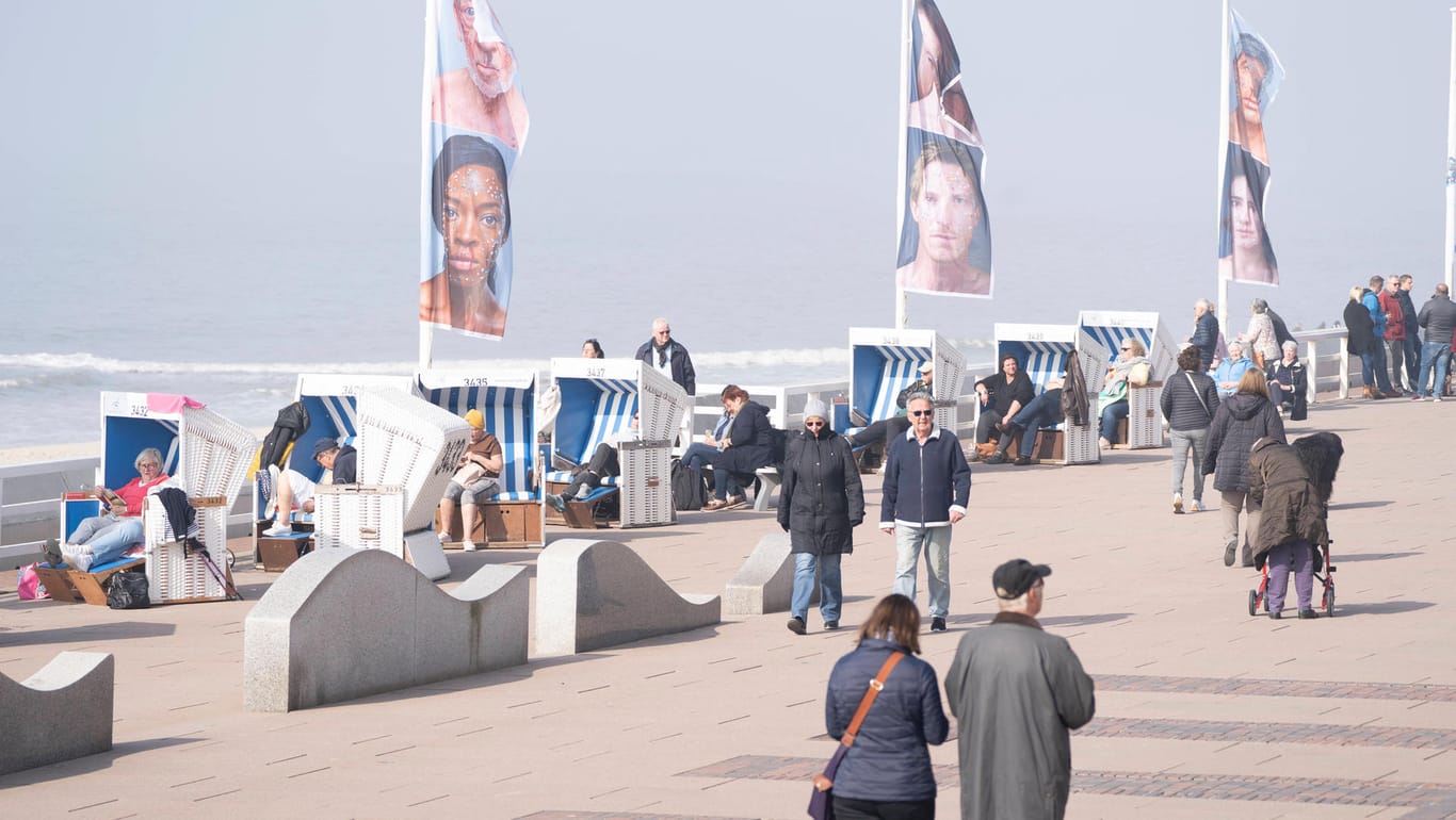 Die Promenade in Westerland auf Sylt (Symbolbild): Wird die Insel bald von Punkrock-Fans überflutet?