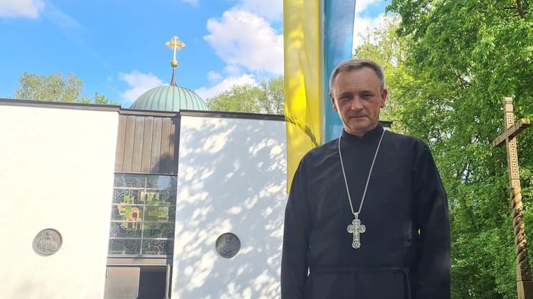 Wolodymyr Viitovitch vor der Kirche seiner Gemeinde in München: "Auf den Frieden werden wir lange warten müssen."