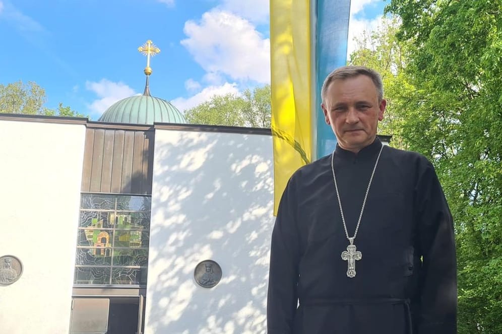 Wolodymyr Viitovitch vor der Kirche seiner Gemeinde in München: "Auf den Frieden werden wir lange warten müssen."