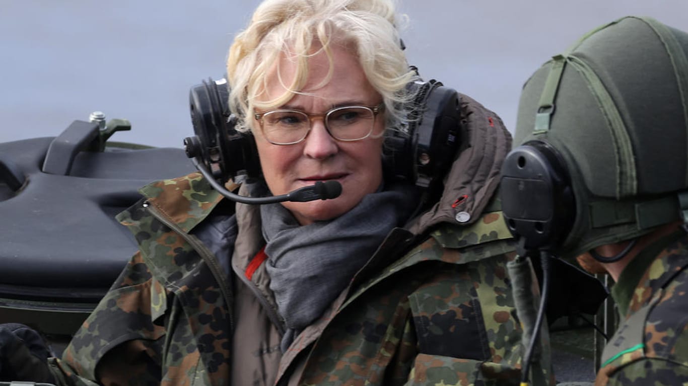 Christine Lambrecht beim Besuch einer Panzerbrigade: Die SPD-Politikerin wird aktuell mit Rücktrittsforderungen konfrontiert.