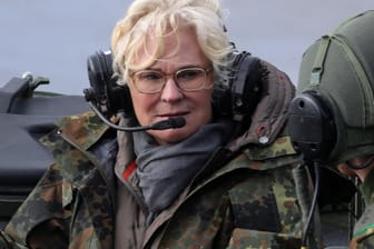 Christine Lambrecht beim Besuch einer Panzerbrigade: Die SPD-Politikerin wird aktuell mit Rücktrittsforderungen konfrontiert.