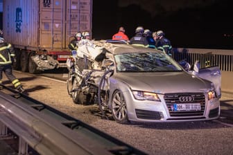 Die Beifahrerseite des verunfallten Audis wurde durch die Kollision komplett zerstört (Archivbild): Der ältere Bruder des Fahrers kam dabei ums Leben.