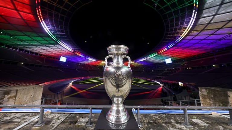 Der Siegerpokal Der Fussball Europameisterschaft 2024 Uefa 2024 Steht Im Olympiastadion In Berlin 