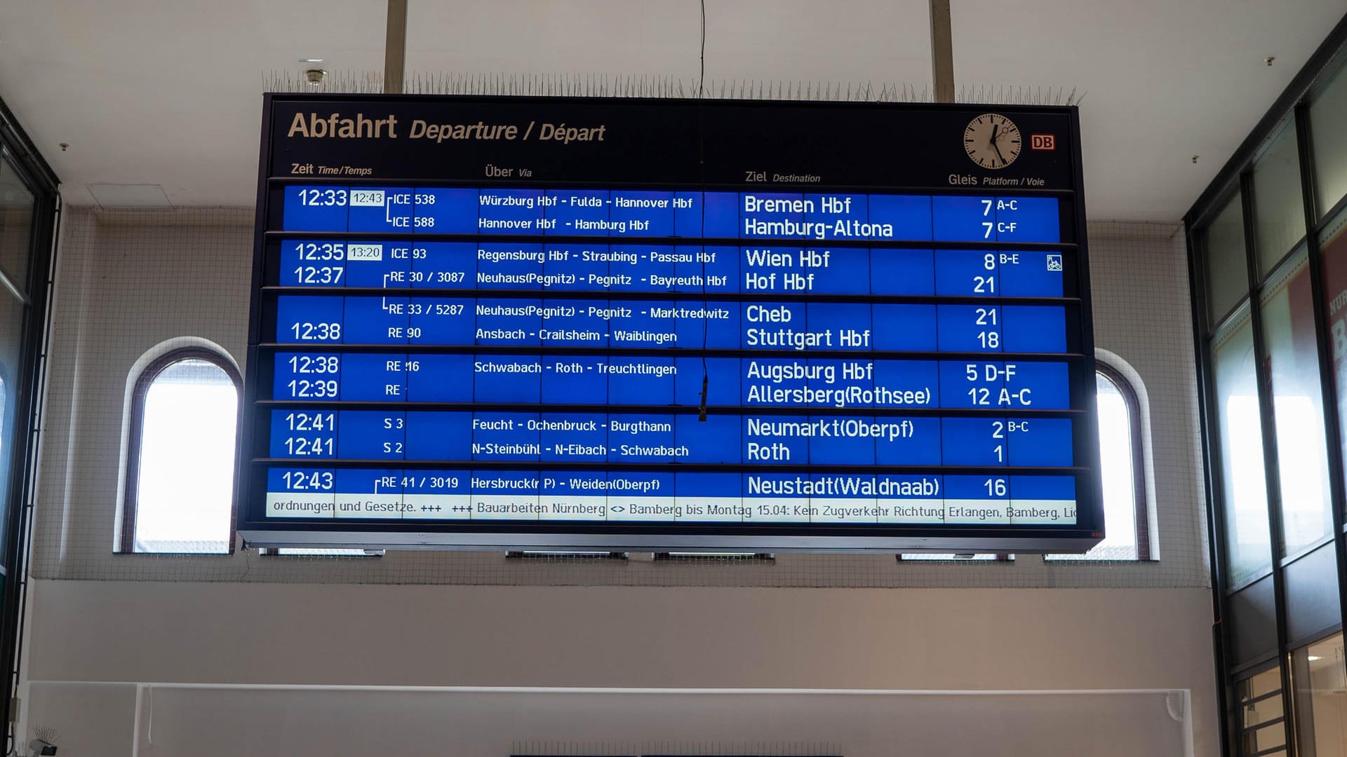 Anzeigetafel im Hauptbahnhof (Symbolbild): So viele Möglichkeiten bietet das 9-Euro-Ticket.