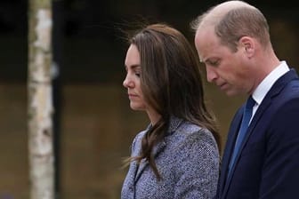 Herzogin Kate und Prinz William: Das royale Paar eröffnete eine Gedenkstätte in Manchester.