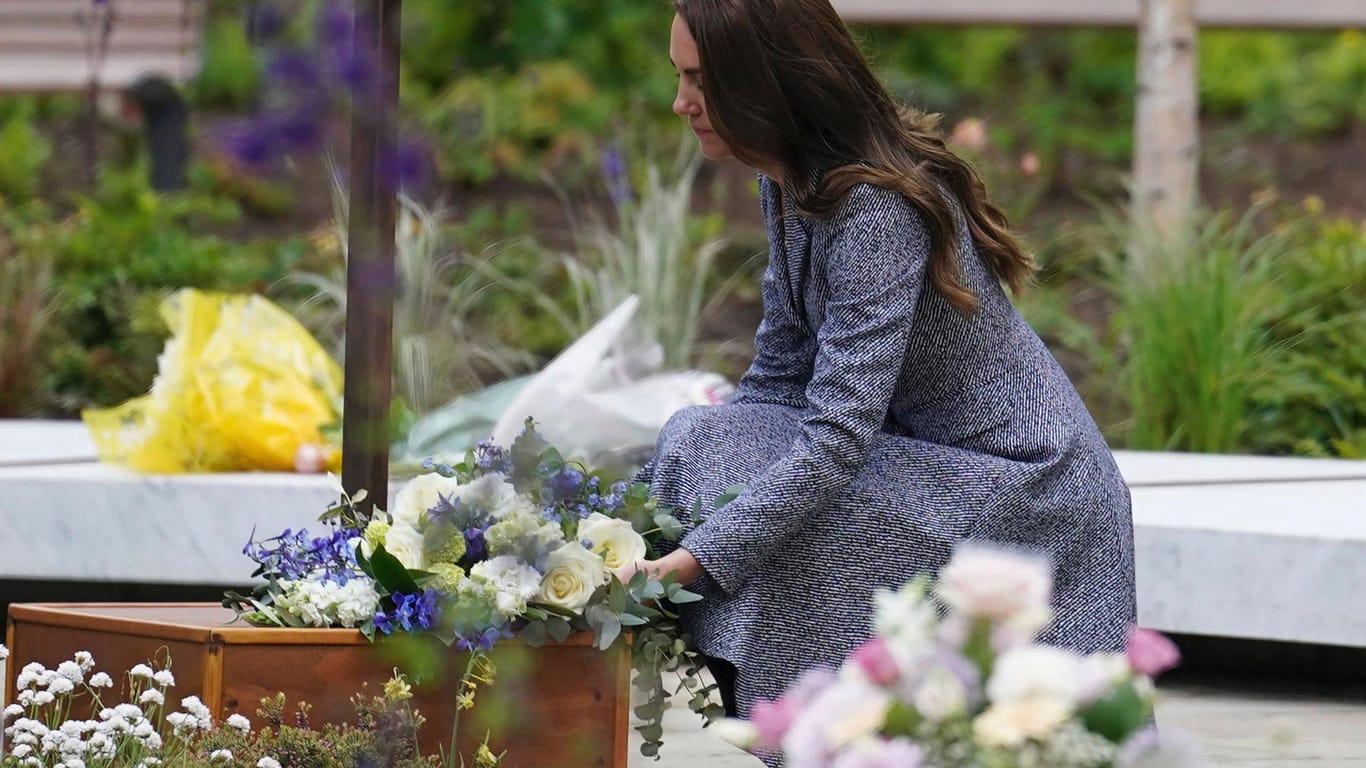 Herzogin Kate legte Blumen an der Gedenkstätte nieder.