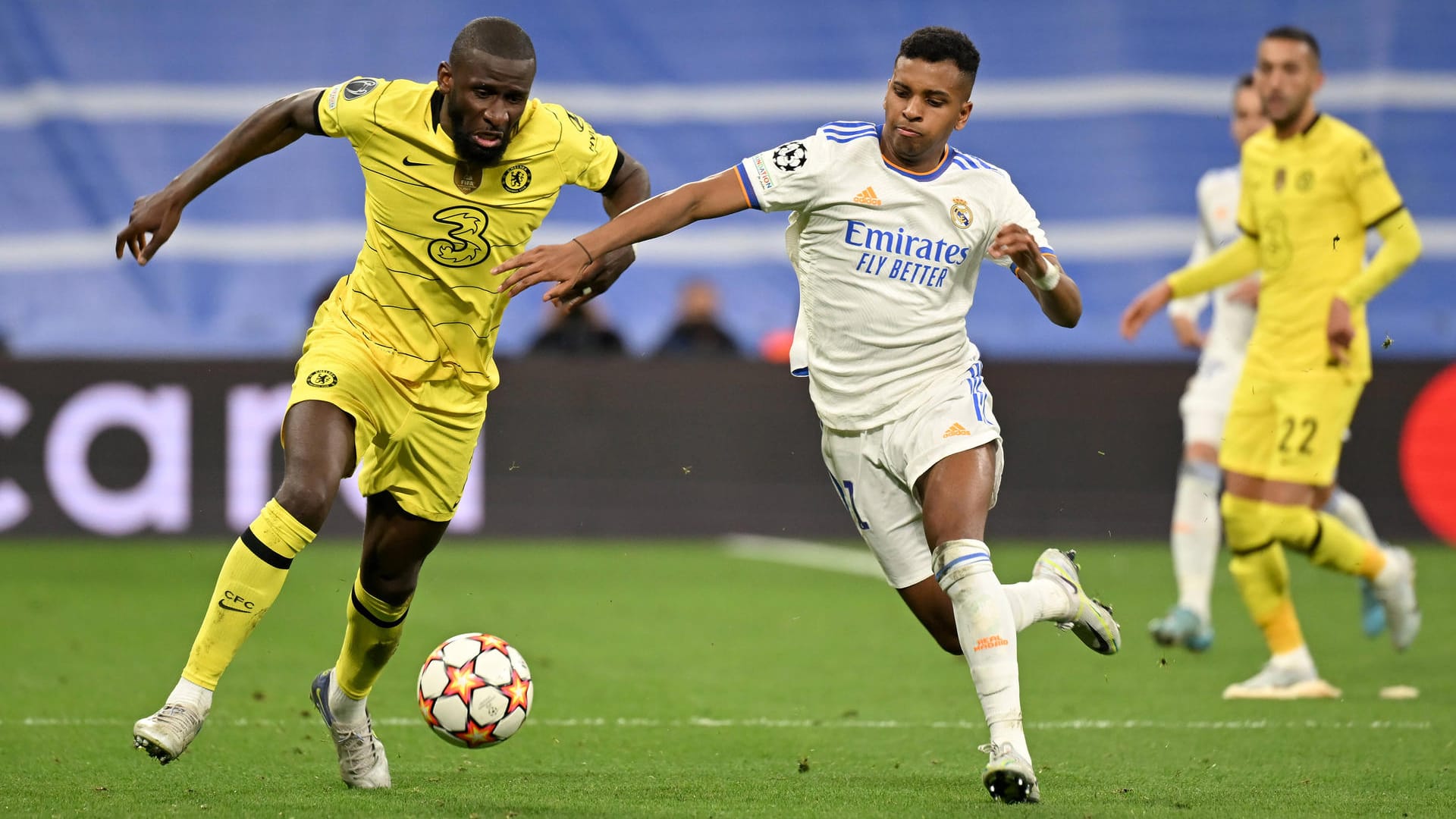 Antonio Rüdiger (links) im Duell mit Real Madrids Rodrygo (Archivbild): Spielten die beiden in der Champions League kürzlich noch gegeneinander, sollen sie ab Sommer Teamkollegen bei Real sein.