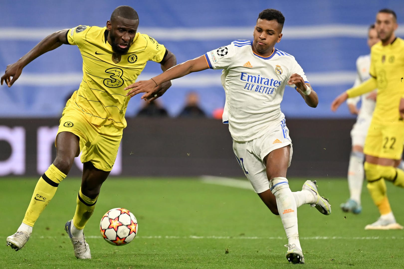 Antonio Rüdiger (links) im Duell mit Real Madrids Rodrygo (Archivbild): Spielten die beiden in der Champions League kürzlich noch gegeneinander, sollen sie ab Sommer Teamkollegen bei Real sein.