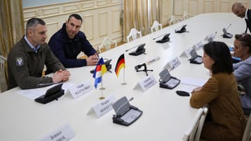 Außenministerin Annalena Baerbock trifft die Brüder Vitali und Wladimir Klitschko in Kiew.