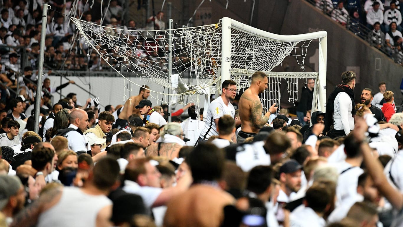 Fans von Eintracht Frankfurt nach dem Halbfinale der Europa League (Archivbild): Fanvertreter kritisieren nun die Ticket-Politik der UEFA.
