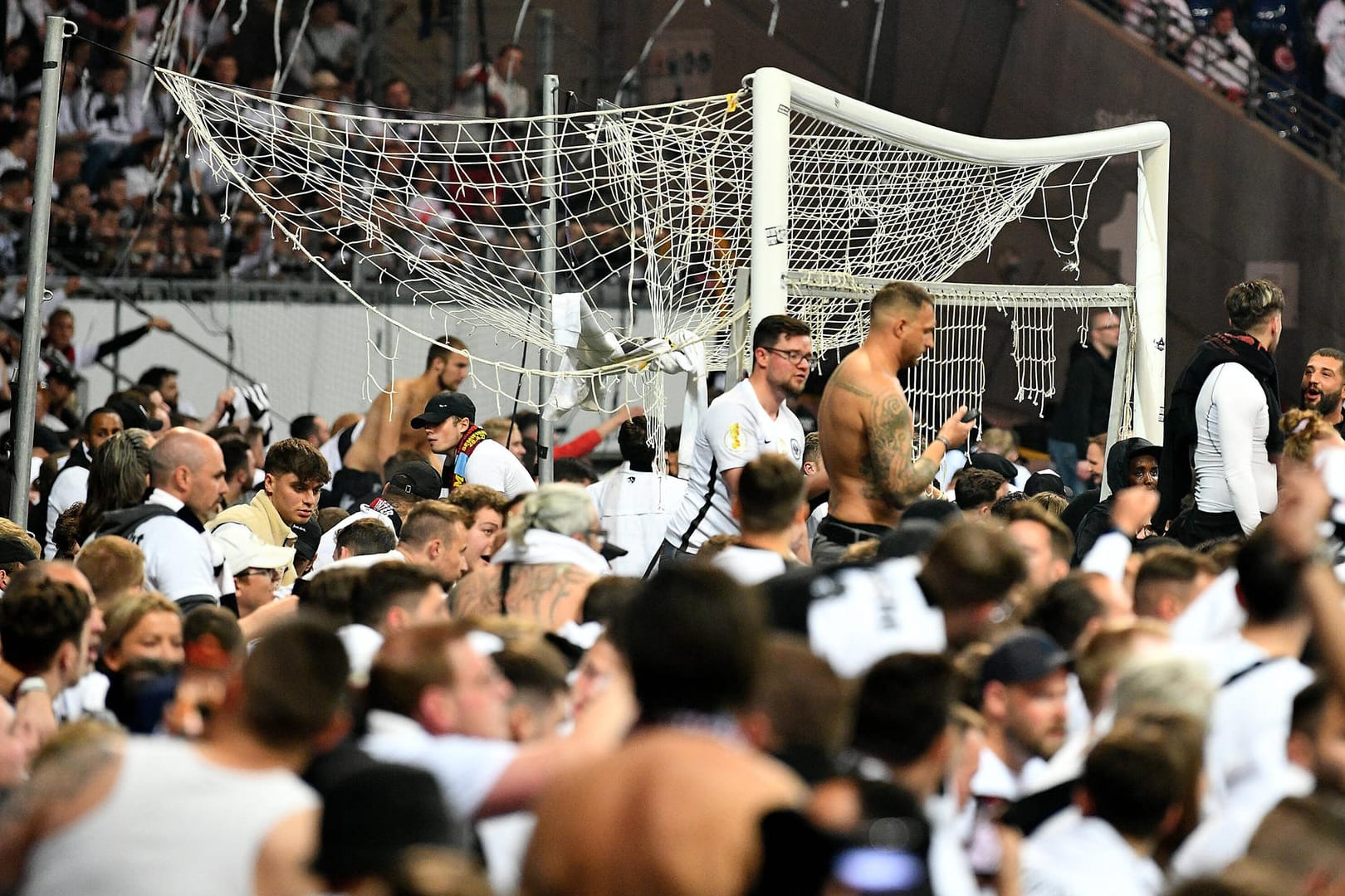 Fans von Eintracht Frankfurt nach dem Halbfinale der Europa League (Archivbild): Fanvertreter kritisieren nun die Ticket-Politik der UEFA.