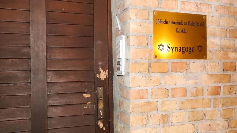 Einschusslöcher an der Tür der Synagoge von Halle: Der Amokläufer konnte wie durch ein Wunder nicht in die Synagoge gelangen. (Archivfoto)