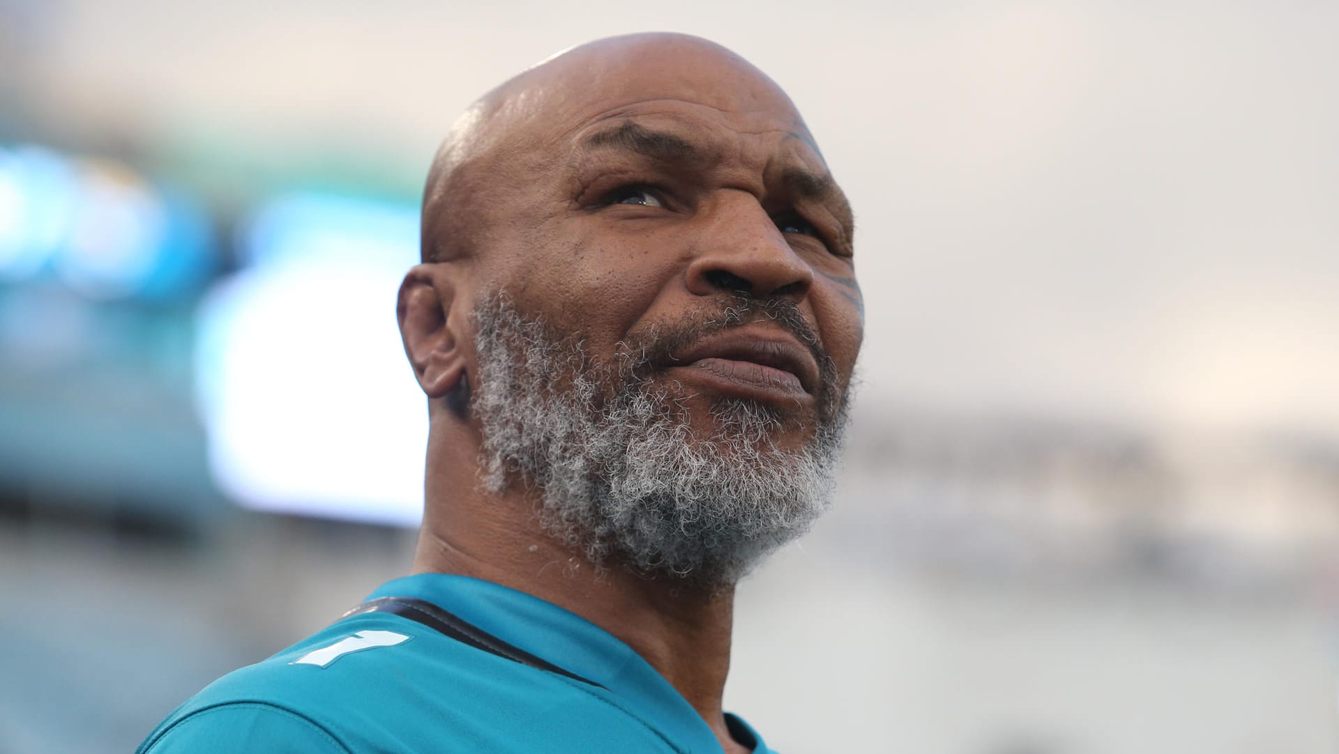 Ex-Boxweltmeister Mike Tyson bei einem Footballspiel (Archivbild). Der 55-Jährige hatte im Flugzeug einen Mann geschlagen, wird aber nun nicht angeklagt.