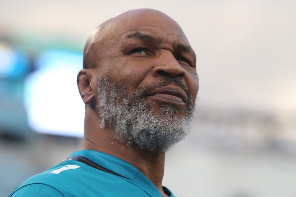 Ex-Boxweltmeister Mike Tyson bei einem Footballspiel (Archivbild). Der 55-Jährige hatte im Flugzeug einen Mann geschlagen, wird aber nun nicht angeklagt.