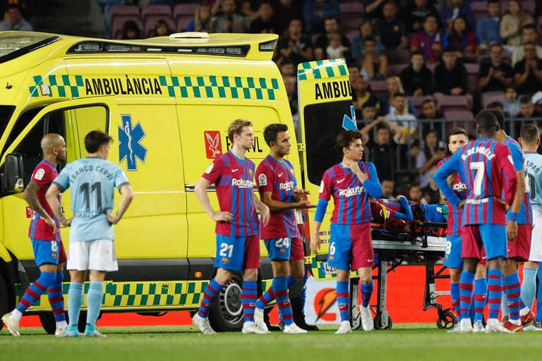 Ein Rettungswagen im Einsatz in Barcelona: Nach einem Zusammenstoß mit Mitspieler Gavi wurde Ronald Araujo vom Feld transportiert.