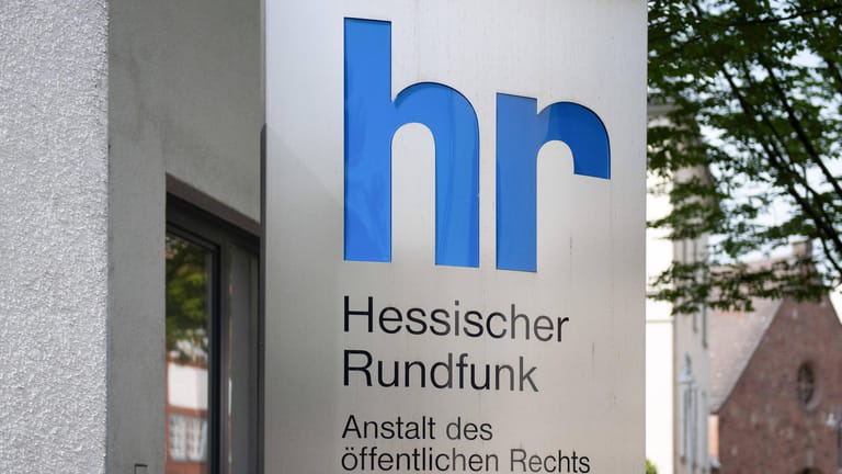Das Logo des Hessischen Rundfunks am Eingang zum Sendezentrum (Symbolbild): Der HR produziert für die ARD die Wettersendungen.