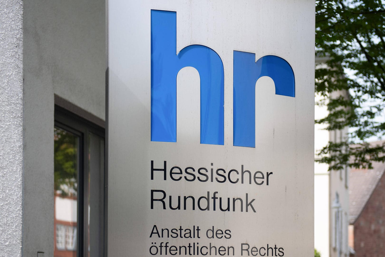 Das Logo des Hessischen Rundfunks am Eingang zum Sendezentrum (Symbolbild): Der HR produziert für die ARD die Wettersendungen.