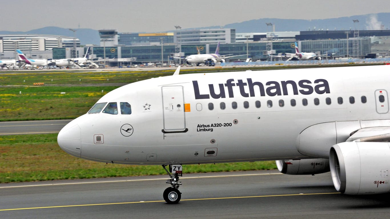 Ein Airbus der Lufthansa auf dem Rollfeld in Frankfurt am Main (Archivbild): Das Unternehmen musste sich für die Behandlung orthodoxer Juden entschuldigen.