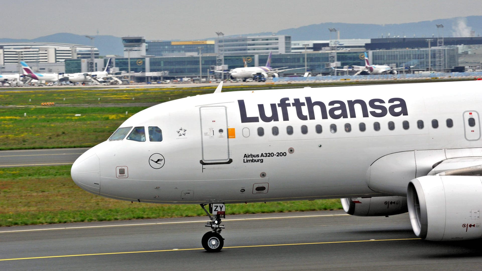 Ein Airbus der Lufthansa auf dem Rollfeld in Frankfurt am Main (Archivbild): Das Unternehmen musste sich für die Behandlung orthodoxer Juden entschuldigen. Ein Airbus der Lufthansa auf dem Rollfeld in Frankfurt am Main (Archivbild): Das Unternehmen musste sich für die Behandlung orthodoxer Juden entschuldigen.