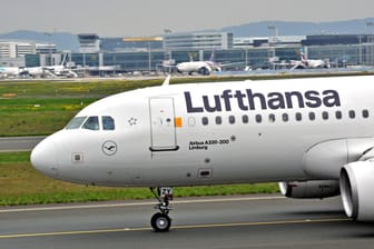 Ein Airbus der Lufthansa auf dem Rollfeld in Frankfurt am Main (Archivbild): Das Unternehmen musste sich für die Behandlung orthodoxer Juden entschuldigen.