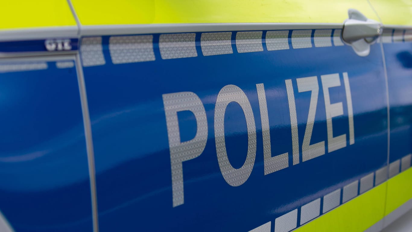 Die Seitenfläche eines Polizeifahrzeuges (Symbolbild): Nach einem Einsatz in Mannheim ist ein Mann gestorben.
