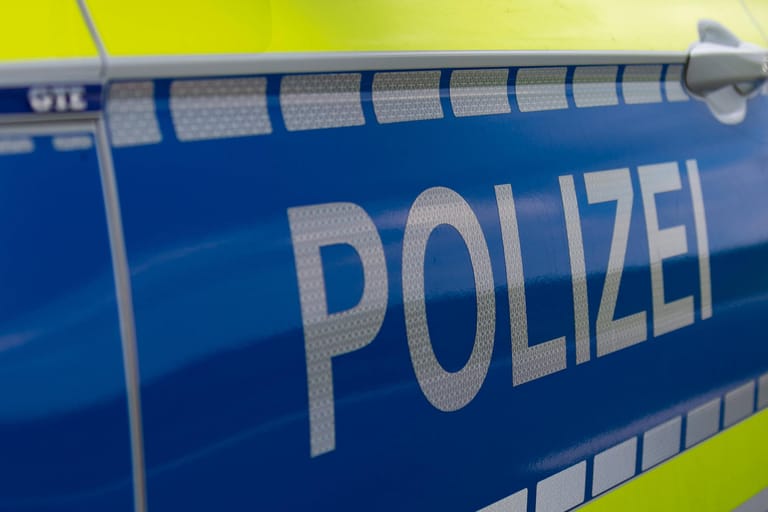 Die Seitenfläche eines Polizeifahrzeuges (Symbolbild): Nach einem Einsatz in Mannheim ist ein Mann gestorben.