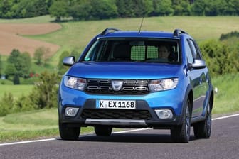 Viel Auto fürs Geld: Dafür steht bei vielen die Marke Dacia hoch im Kurs - allerdings sind gebrauchte Modelle wie der Logan II extrem wertstabil - sprich teuer.