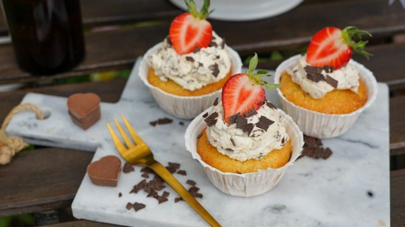 Diese Cupcakes haben nicht nur eine Erdbeere als i-Tüpfelchen, sondern auch noch einen Erdbeer-Kern.