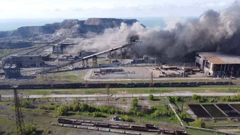 Rauch steigt vom Stahlwerk in Mariupol auf (Archivbild): Für die darin eingeschlossenen Soldaten schwindet die Chance auf Rettung.