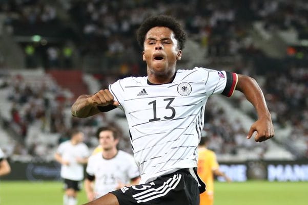 Nationalspieler Karim Adeyemi: Auf Instagram zeigte er sich innig umschlungen mit Rapperin Loredana.