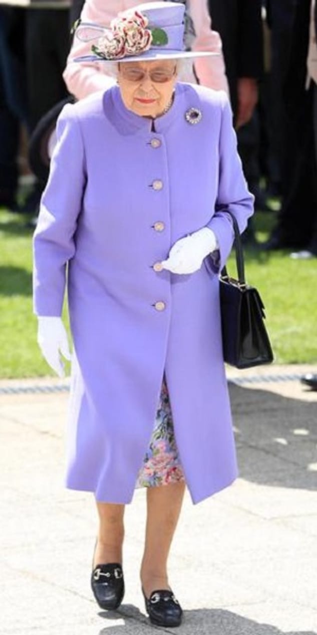 In Flieder macht sie sich auch gut: Die Queen besucht Epsom.