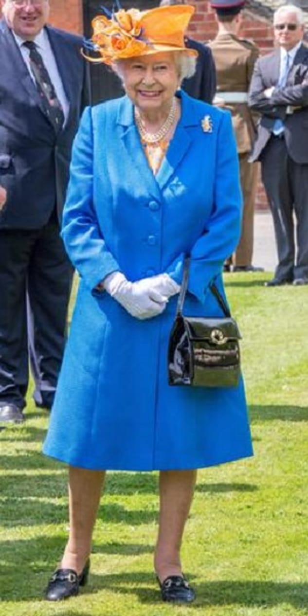Manchmal darf es auch zweifarbig sein: Die Queen trägt Blau in Kombination mit Orange.