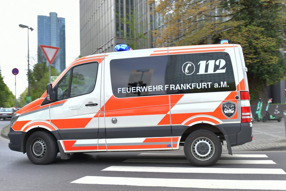 Fahrzeug der Frankfurter Feuerwehr im Einsatz (Archivbild): Einem Mann wurde bei einem Unfall ein Bein abgetrennt.