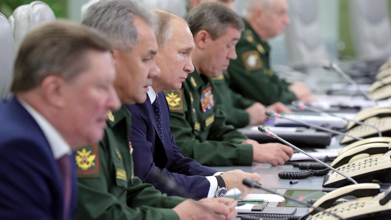 Wladimir Putin mit seinem Nationalen Sicherheitsrat: Menschenrechtsorganisationen werfen dem russischen Präsidenten einen versuchten Völkermord in der Ukraine vor.