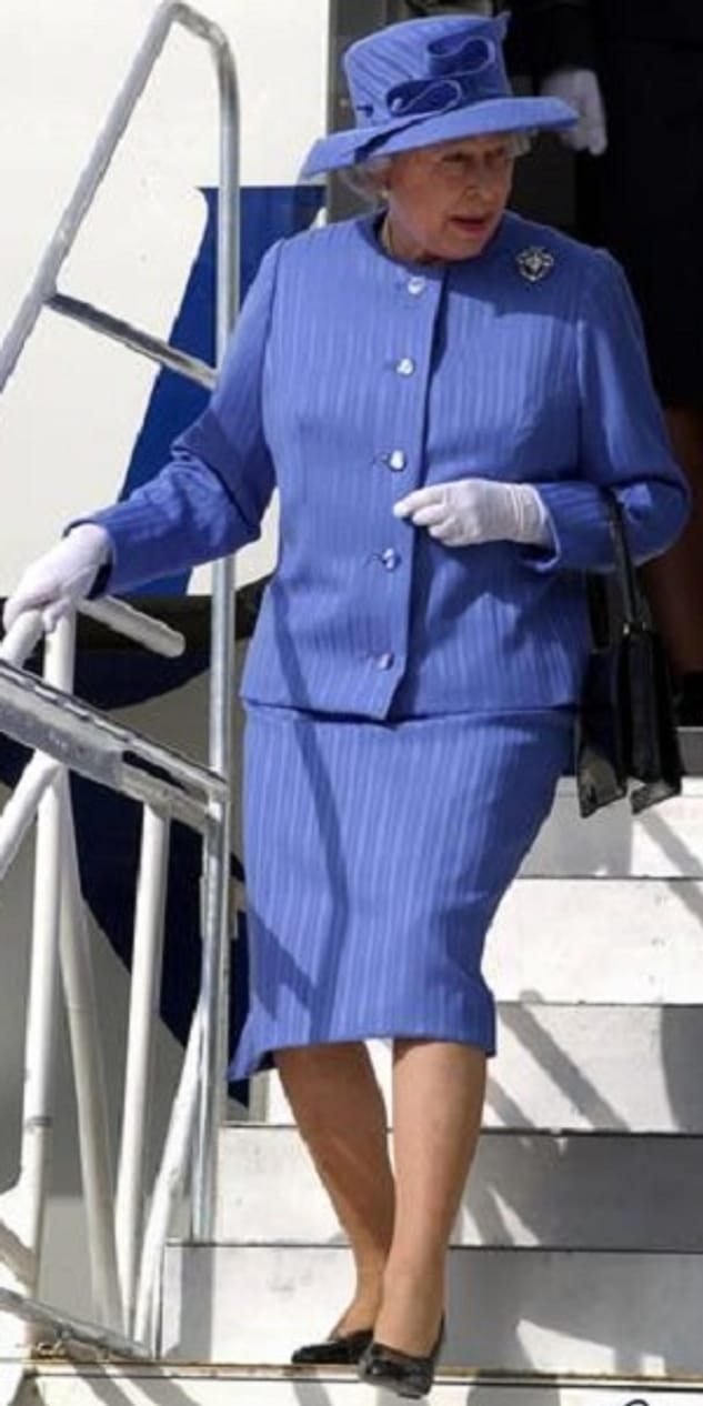Anfang der 2000er: Bei einem Neuseelandbesuch verließ die Queen in Blau das Flugzeug.