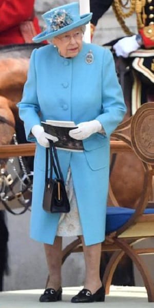 Trooping-the-Colour-Parade 2018: Die Queen erscheint in knalligem Hellblau.