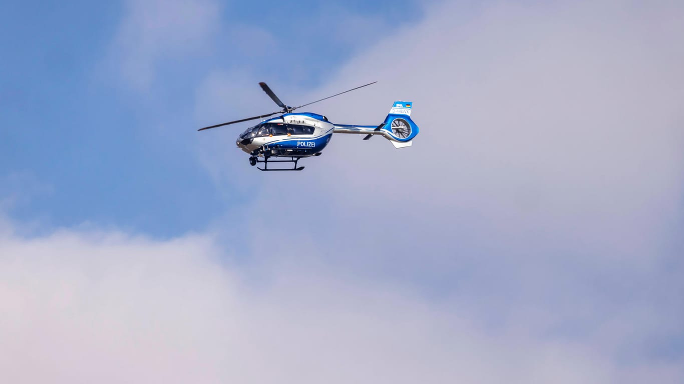 Fliegender Hubschrauber der Polizei bei Stuttgart (Archivbild): Die Polizei ermittelt im Fall eines durch Messerstiche verletzten Mannes.