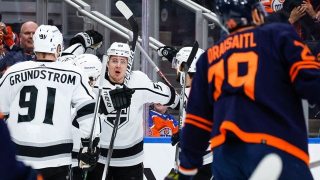 Leon Draisaitl (r) verlor mit den Edmonton Oilers gegen die Kings. Leon Draisaitl (r) verlor mit den Edmonton Oilers gegen die Kings.