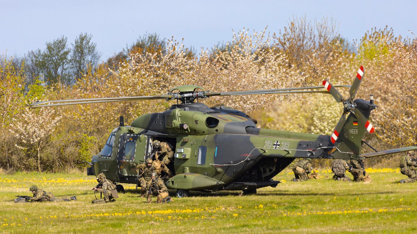 Übung der Bundeswehr: Soldaten klettern aus einem Hubschrauber NH90 TTH während eines Trainings bei Putgarten Landkreis Vorpommern-Rügen.
