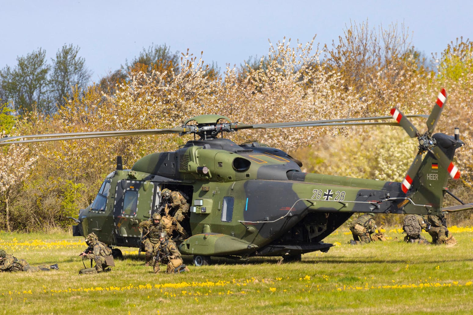 Übung der Bundeswehr: Soldaten klettern aus einem Hubschrauber NH90 TTH während eines Trainings bei Putgarten Landkreis Vorpommern-Rügen.