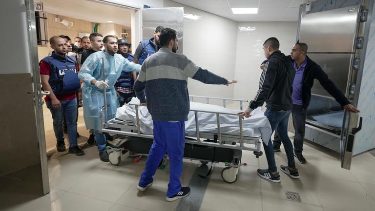 Jenin: Journalisten und Sanitäter rollen die Leiche von Shireen Abu Akleh, einer Journalistin des Senders Al-Jazeera, in die Leichenhalle des Krankenhauses.