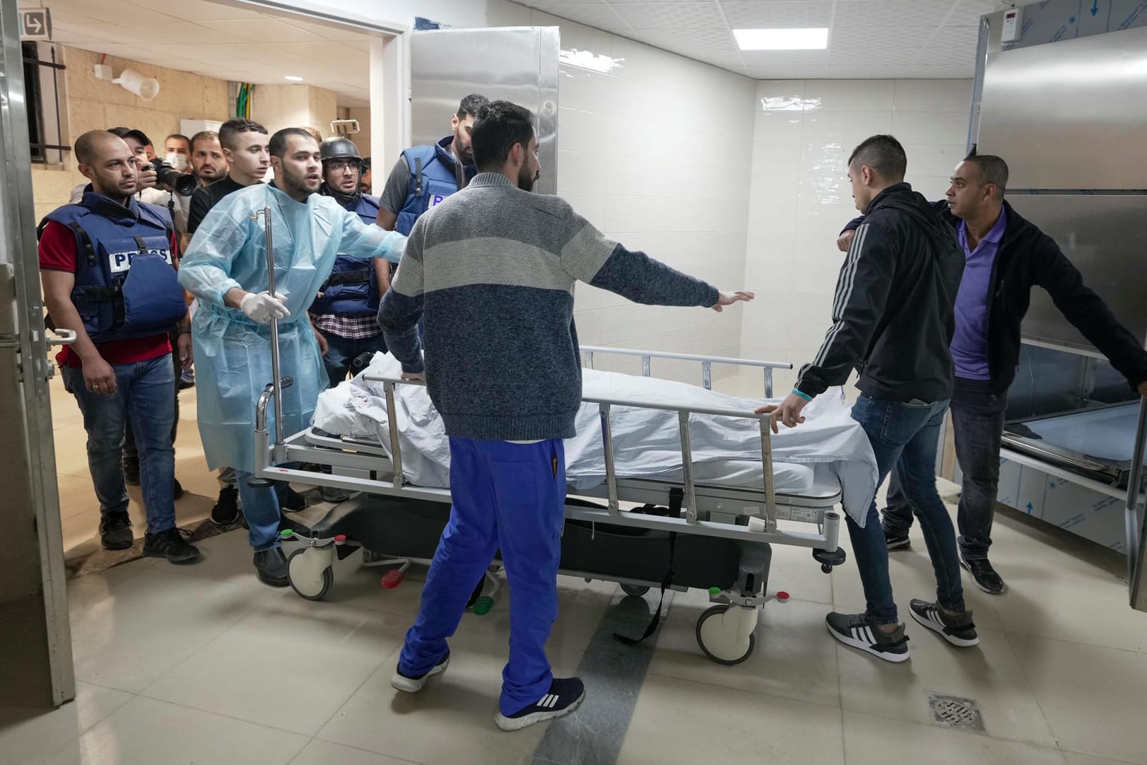 Jenin: Journalisten und Sanitäter rollen die Leiche von Shireen Abu Akleh, einer Journalistin des Senders Al-Jazeera, in die Leichenhalle des Krankenhauses.