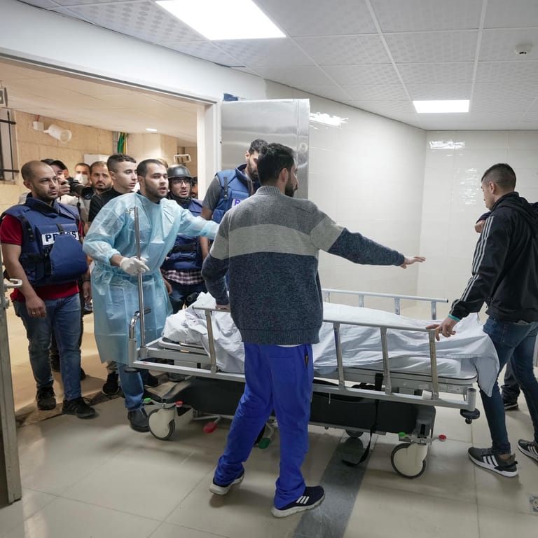 Jenin: Journalisten und Sanitäter rollen die Leiche von Shireen Abu Akleh, einer Journalistin des Senders Al-Jazeera, in die Leichenhalle des Krankenhauses.
