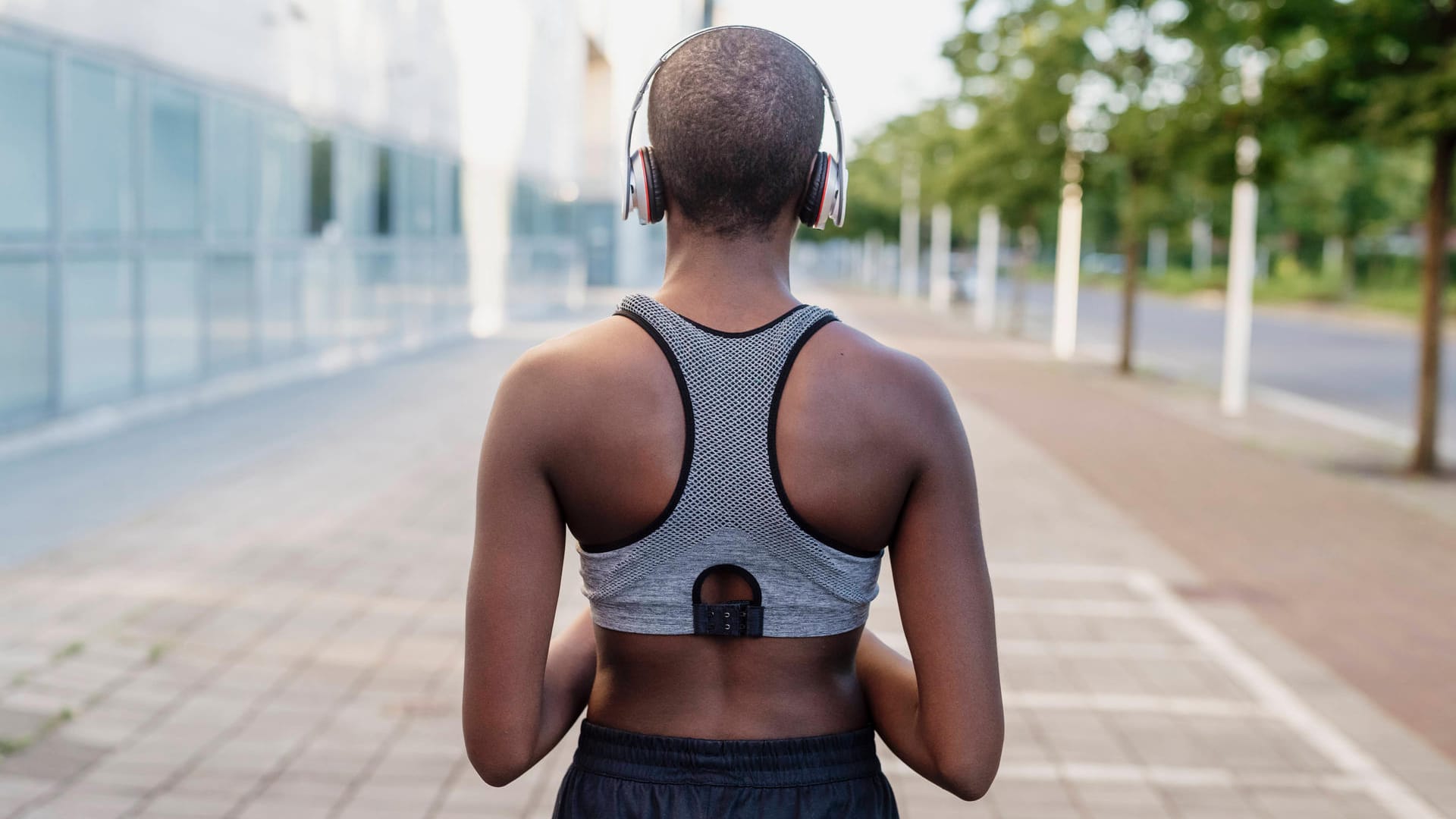 Eine Frau von hinten in einem Sport-BH (Symbolbild): Adidas' Werbekampagne wird von der britischen Werbeaufsicht stark kritisiert.