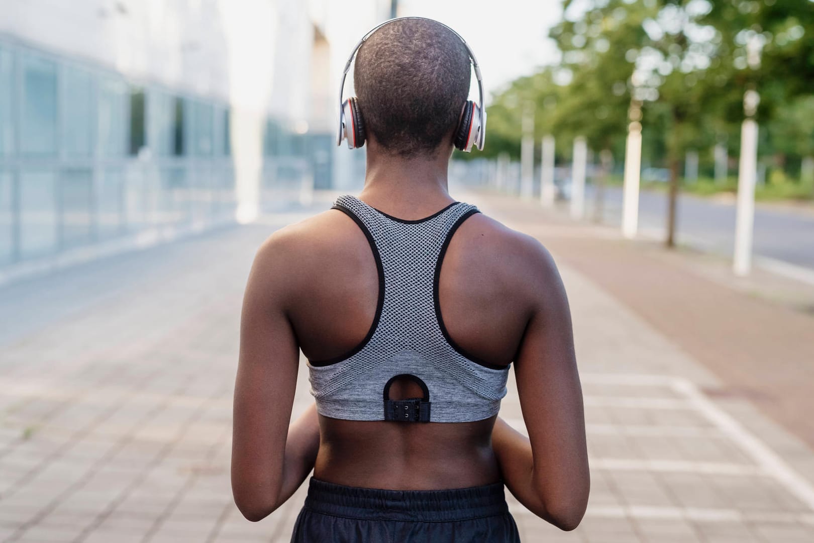 Eine Frau von hinten in einem Sport-BH (Symbolbild): Adidas' Werbekampagne wird von der britischen Werbeaufsicht stark kritisiert.